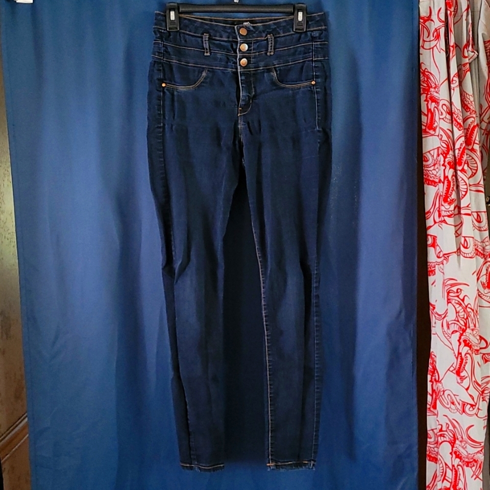 HIGH-WAISTED JEANS